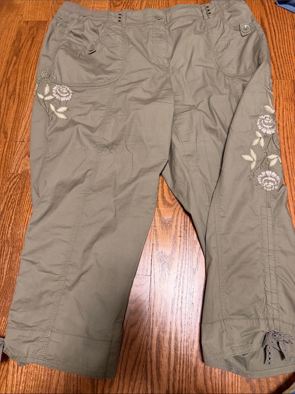 Chicos khaki green embroidered cotton blend crop pants - size 3 (XL)